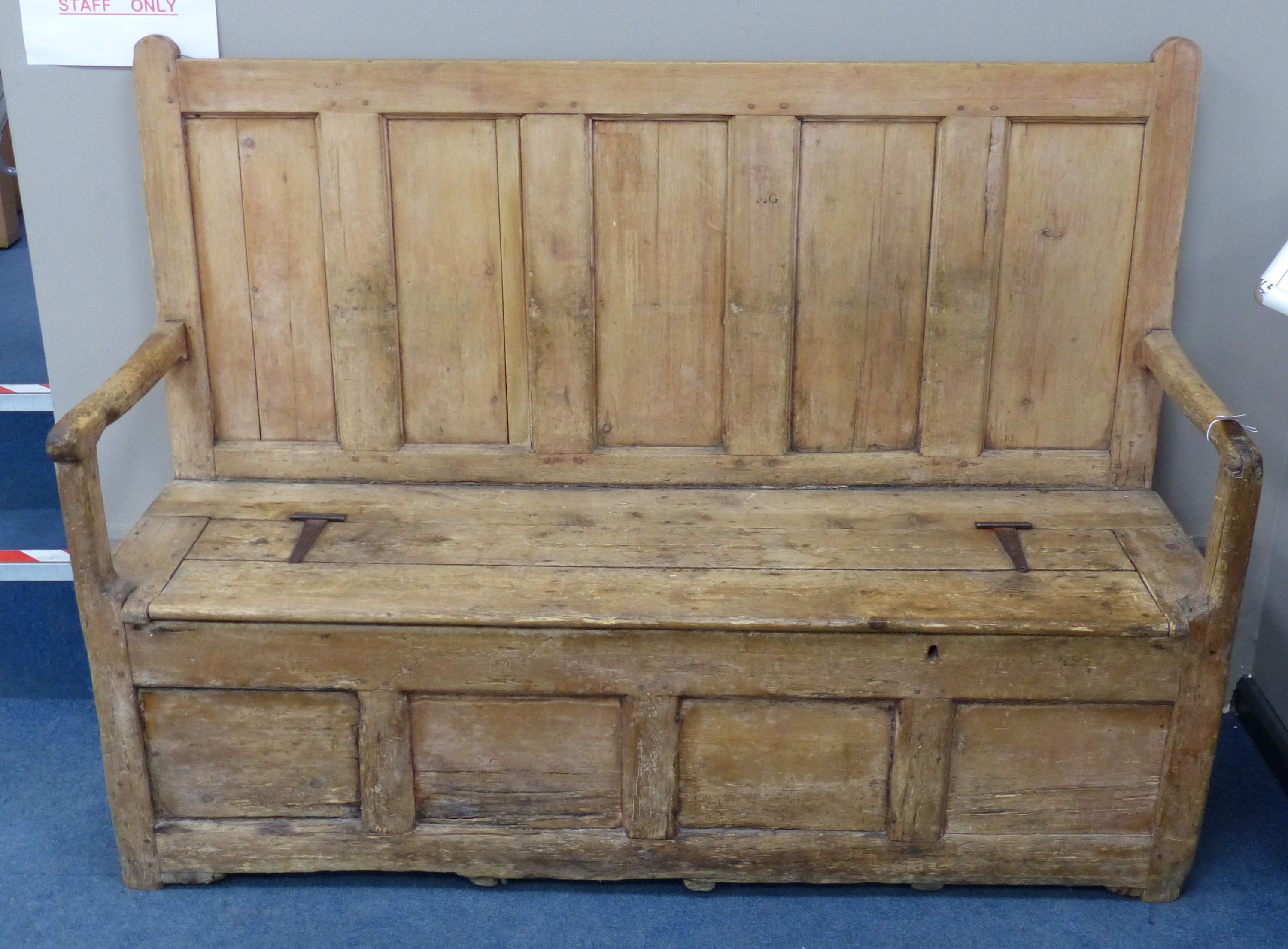 An 18th century pine settle, length 157cm, depth 51cm, height 116cm